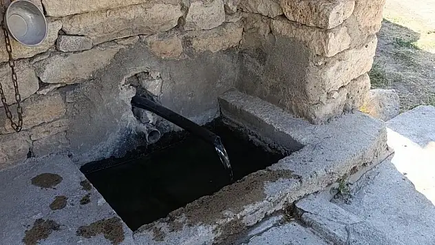 Konya'da yeniden akmaya başlayan çeşme mahalle sakinlerinin yüzünü güldürdü