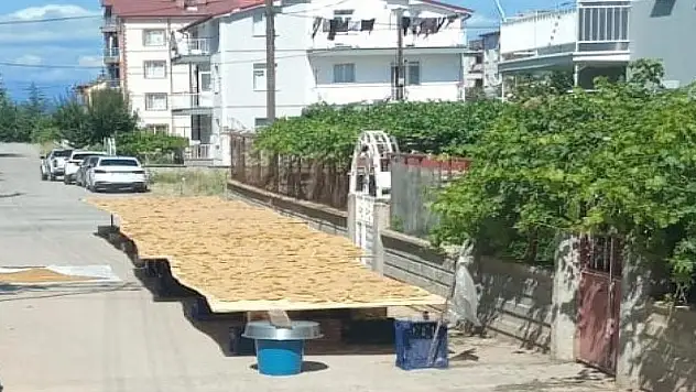 Konya'da yol kenarında kurutulan tarhanalara uyarı geldi!