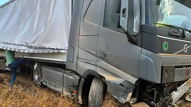 Konya'da yoldan çıkan tır tarlaya girdi: 1 yaralı