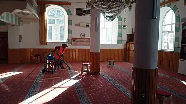 Konya'daki camilerde ramazan temizliği yapılıyor