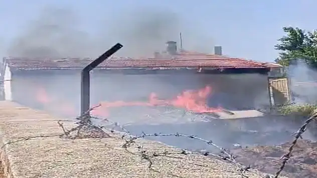 Konya'daki samanlık alevlere teslim oldu!