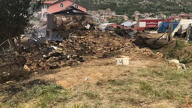 Konya'daki yangın korkuttu! Ev ve ahır küle döndü!