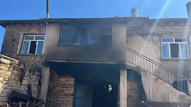 Konya'daki yangında 2 katlı ev kullanılamaz hale geldi