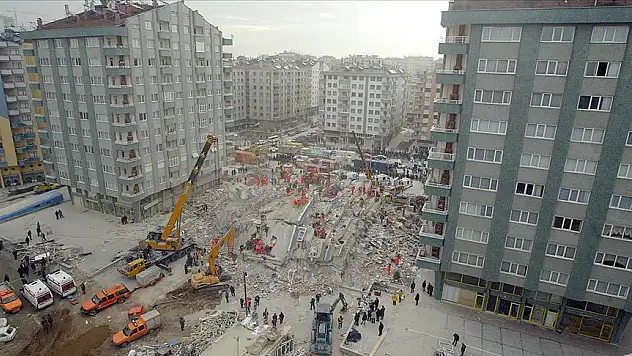 Konya'daki Zümrüt Apartmanı faciasının üzerinden 21 yıl geçti