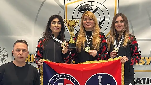 Konyalı Astsubay Elif Parlak birincilik kürsüsünde