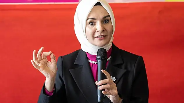 Konyalı Bakan Göktaş, çocuklarla huzurevini ziyaret ederek yaşlılarla bayramlaştı