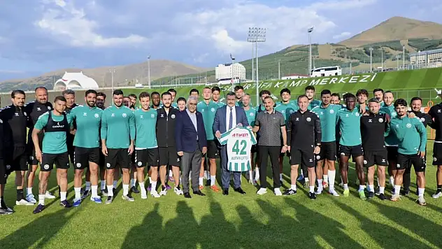 Konyalı Erzurum Valisi Çiftçi, Konyaspor'un antrenmanını ziyaret etti
