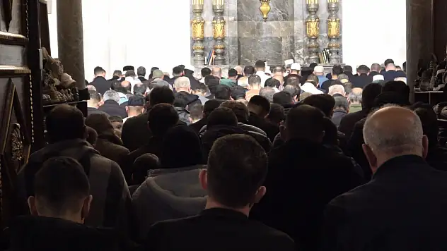 Konyalılar Ramazanın son teravihinde camilere akın etti!