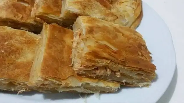 Konyalıların çok sevdiği lezzet.  Bu börek pilavla hazırlanıyor ve çok lezzetli oluyor