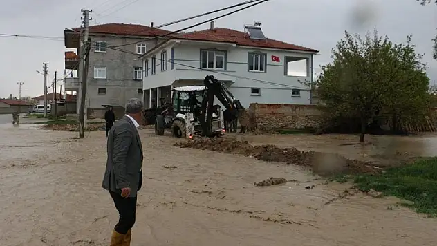 Konya'nın Yunak ilçesinde şiddetli yağış su baskınlarına neden oldu