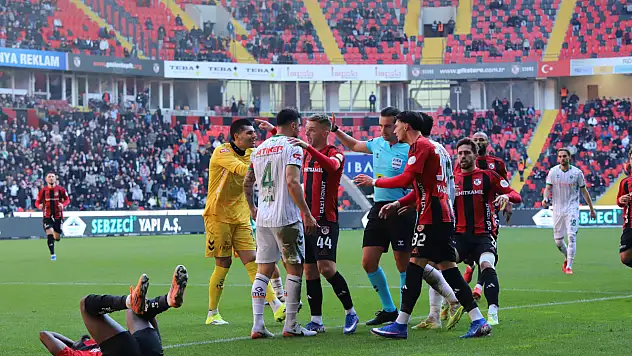 Konyaspor'a kart bloke ve para cezası