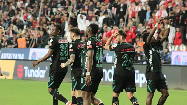 Konyaspor, Antalya'da akrebi avladı! Akdeniz'in ağası da paşası da biziz! 2-0