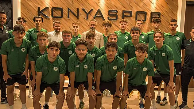 Konyaspor Başkanı Ömer Korkmaz, genç oyuncularla yakından ilgileniyor