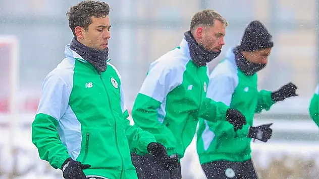 Konyaspor, kar yağışı altında hazırlıklarını tamamladı