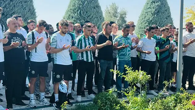 Konyaspor, yeşil-beyazlı taraftarlar tarafından dualarla İstanbul'a uğurlandı