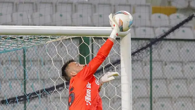 Konyaspor'da ayrılık! 28 yaşındaki kaleci ile yollar ayrıldı
