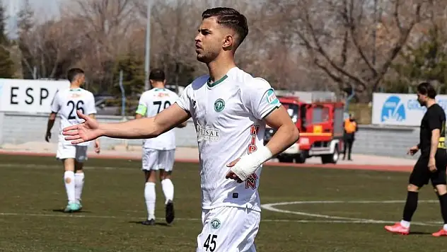 Konyaspor'da ayrılık! Büyük beklentiler olan  genç stoper takımdan ayrıldı