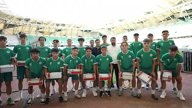 Konyaspor'da Başkan Korkmaz'dan U16 takımına hediye krampon