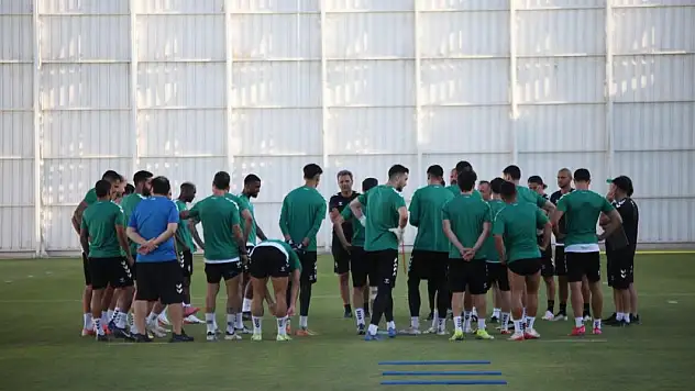Konyaspor'da ilk iç saha maçı öncesi Andzouana'dan taraftara mesaj