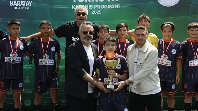Konyaspor'da yönetim ve futbolcular Karataylı öğrencilerin ödül sevincine ortak oldu