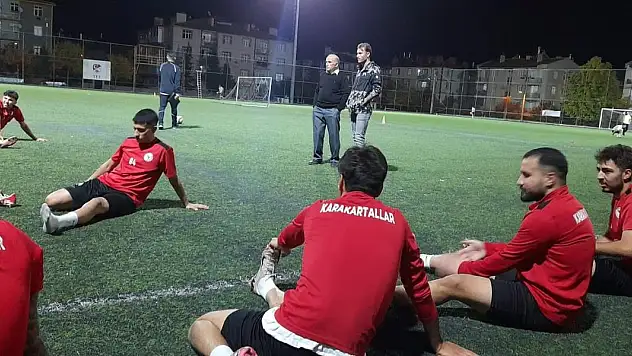 Konyasporlu futbolcudan sürpriz ziyaret! Amatör futbol takımının antrenmanına gitti