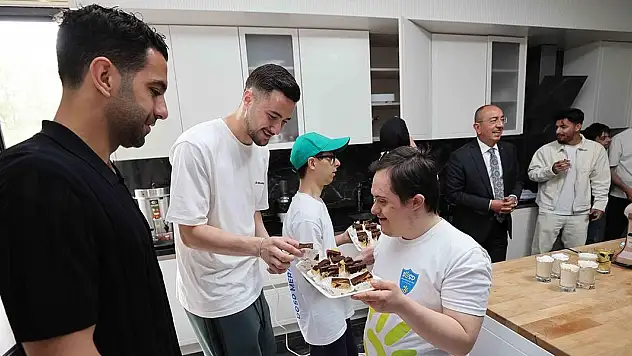 Konyasporlu yönetici ve futbolcular Konya'daki özel çocukları ziyaret etti