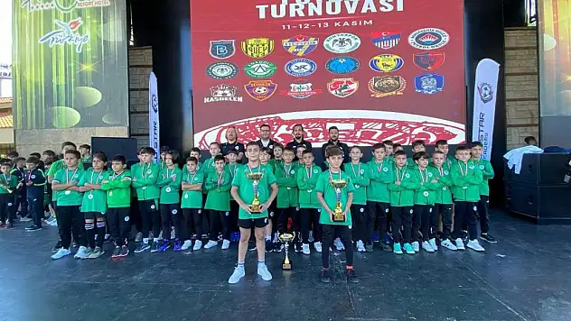 Konyaspor'un alt yapı takımlarından Antalya'da çifte kupa