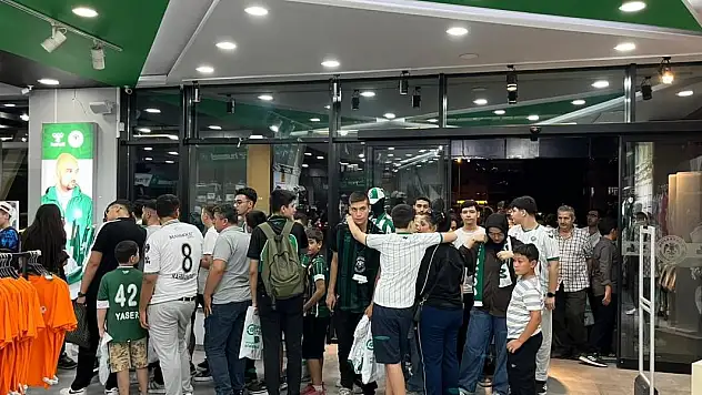 Konyaspor'un Yıldızları Taraftarla Buluştu! Stadyum Store'da İmza Günü