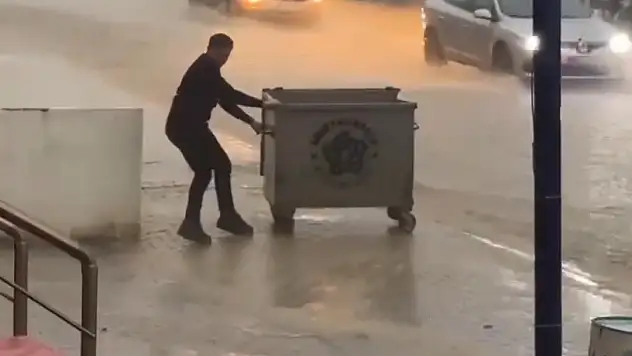 Köprü altları göle döndü, araçlar suya gömüldü