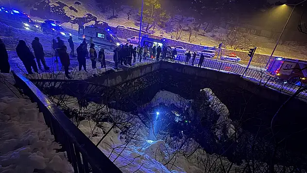 Köprüden düşen otomobildeki 5 kişi yaralandı