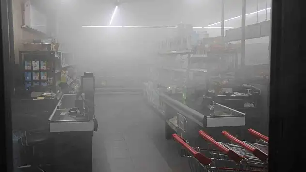 Korkutan yangın: Marketi duman kapladı