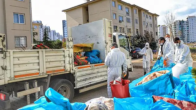 Kötü koku üzerine gidilen evden 1 kamyon çöp çıktı
