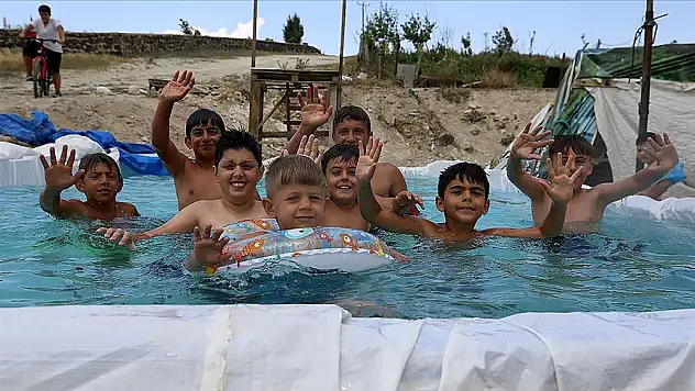 Köy havuzu çocukların yaz neşesi oldu