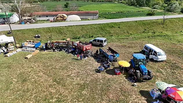 Köyün futbol sahası tiyatro sahnesine dönüştü