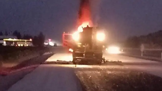 Kozan'da asfalt tankeri alev aldı