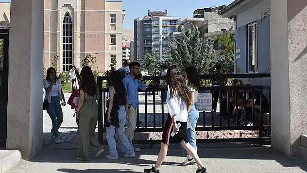 KPSS ön lisans oturumu başladı