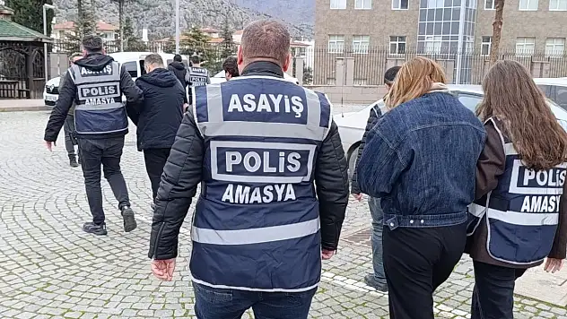 Kredi kartı bilgilerini kopyalayarak 2,1 milyon lira dolandırmışlar