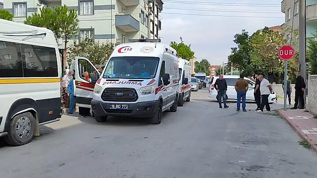 Kreş öğrencilerini taşıyan servis ile hafif ticari araç çarpıştı: 11 yaralı
