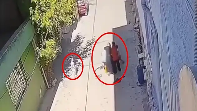 Kucağında çocuğuyla yürüyen anneyi 3 kadın darbetti