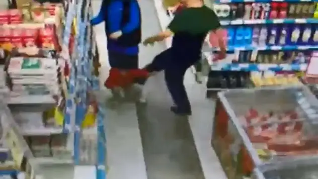 Küçük çocuğu acımasızca tekmeledi