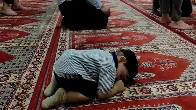 Küçük Çocuğun Camideki Tatlı Uyku Hali Gülümsetti