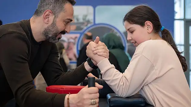 Külliye'de Ramazan etkinliklerinde dizi oyuncuları sevenleriyle buluştu