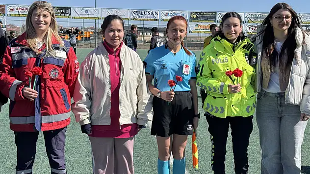 Kulu'da kadınlara 8 Mart'ta çiçek dağıtıldı