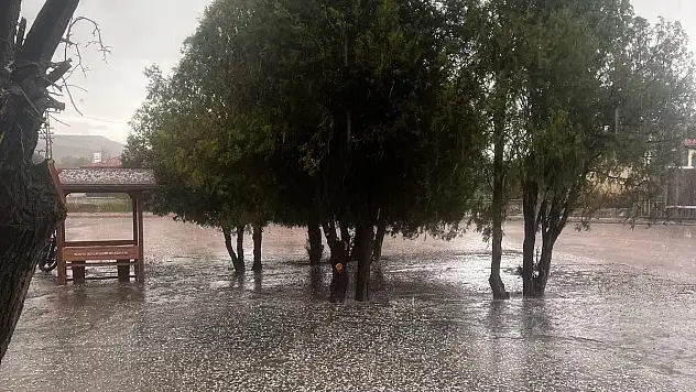 Kulu'da şiddetli dolu ve yağmur yağışı yaşandı