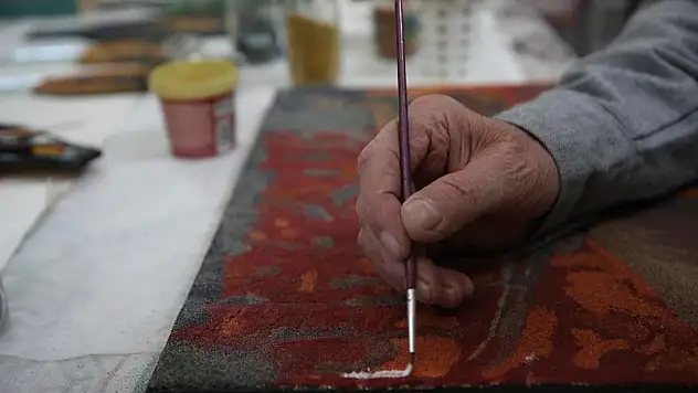 Kum tanelerini sanat eserine dönüştürüyor