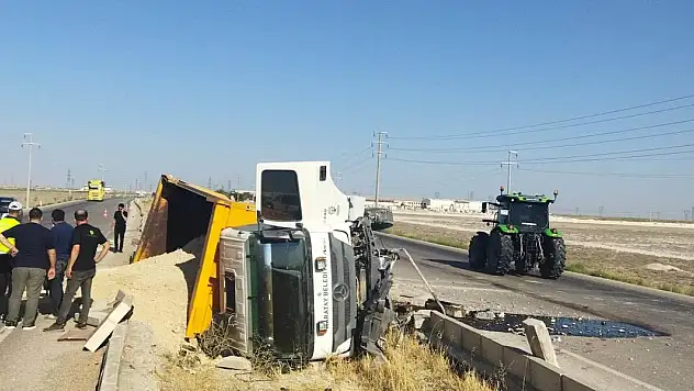 Kum yüklü kamyon refüje devrildi: 1 yaralı