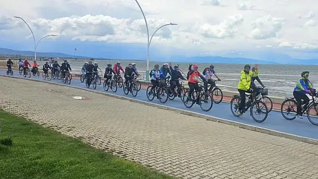 Kuraklığa dikkat çekmek için pedal çevirdiler!
