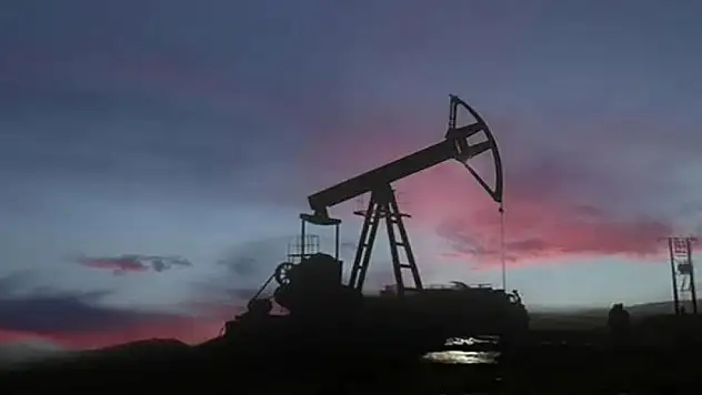 Küresel petrol arzı martta günlük 410 bin varil arttı