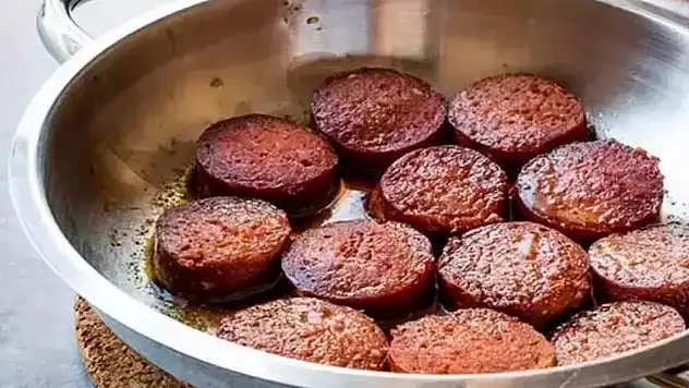 Kurumayan sucuğun sırrı! Sucuk kızartırken tavaya mutlaka ekleyin