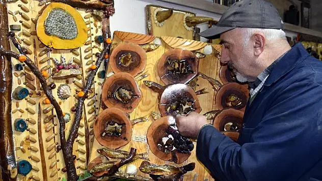 Kuruttuğu ölü balıklar ve atıkları tabloya dönüştürüyor
